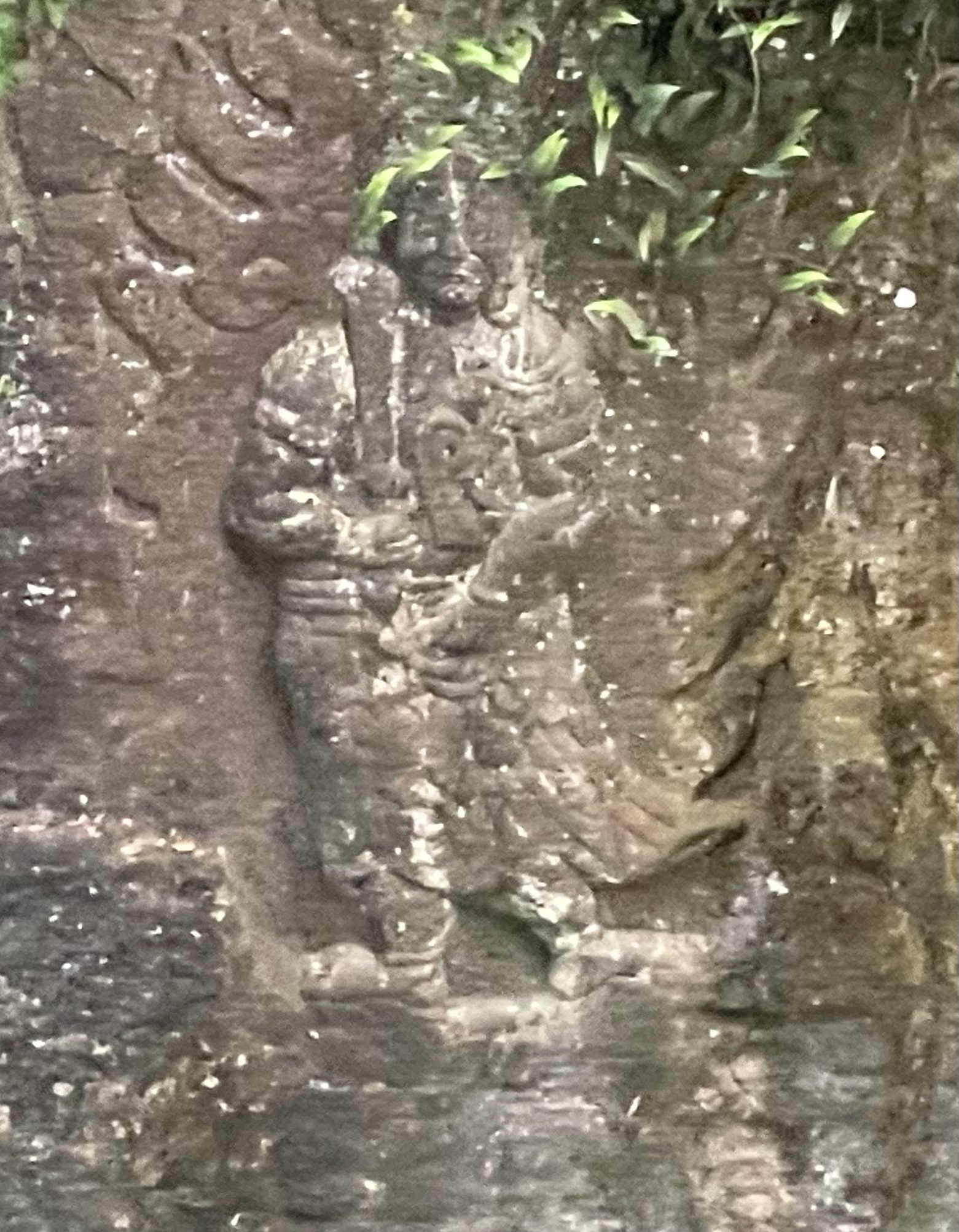 『摩崖不動明王』〔国宝〕太山寺付近、岩から浮かび上がったかのようなクッキリとした磨崖仏