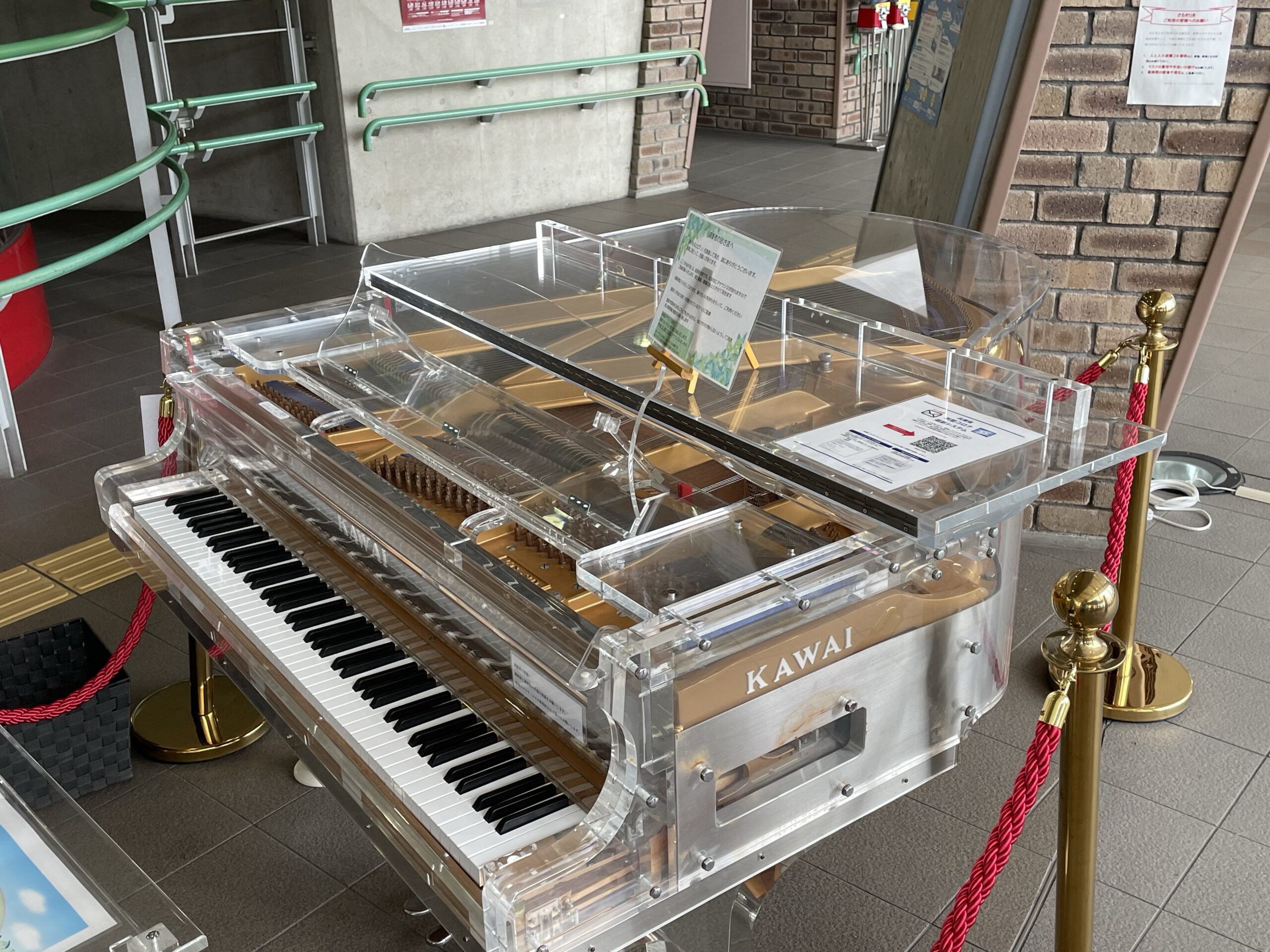 『クリスタルのストリートピアノ』神戸にたった1台だけのクリスタルバージョン、定番の観光地にあるのに影が薄すぎ