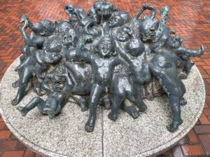 【旧居留地】『おしくらまんじゅう』メゾン15の裏手にあるオブジェが好き過ぎる