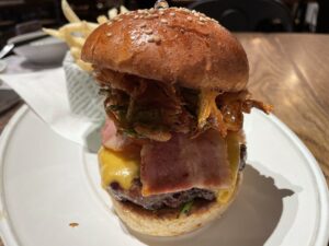 『8エイトビーフ神戸umieモザイク店』絶品、ベーコンチーズバーガー