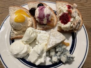 【三宮】『ＦＲＯＭＡ（フロマ）』これが目当てなんですｗ、ランチはブッフェ形式でいろんなチーズが食べ放題