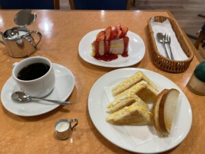 【元町】『モッキンバード』たばこプカプカ、昭和な雰囲気かな