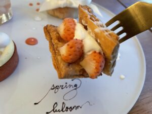 【速報】ショコラリパブリック三宮本店2Fカフェ、希少な白苺を使った神戸スイーツが話題沸騰。