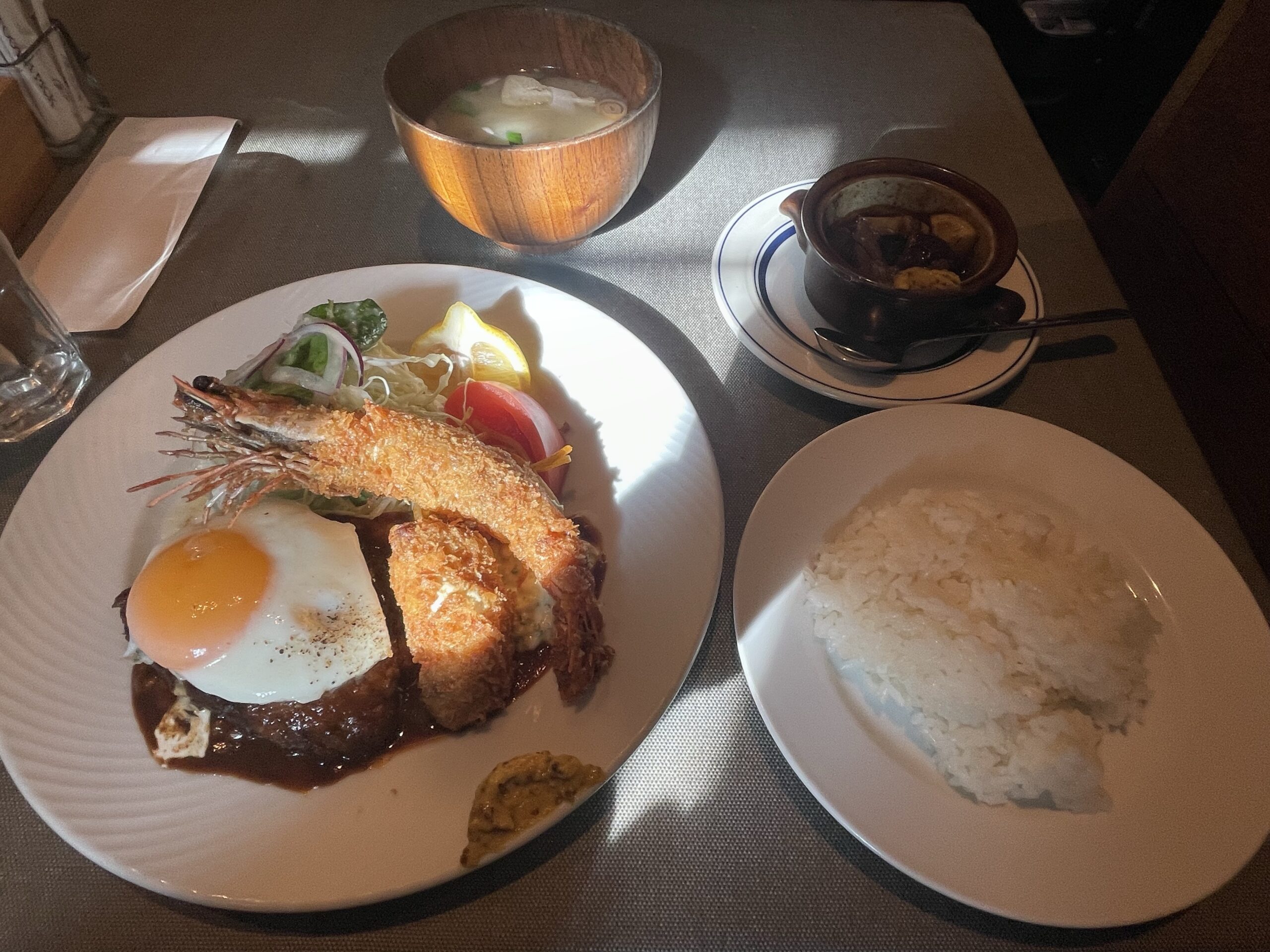 【元町】『洋食　クアトロ』　行列に並んでも食べたい神戸の洋食屋さん