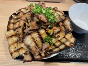 【三宮】炭火焼き豚丼専門店『豚小屋　三宮本店』