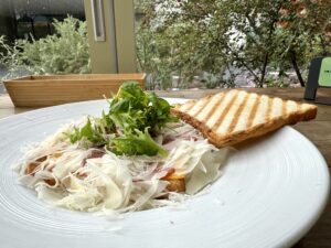 【北野】グラスハウスで削りチーズたっぷりのオープンサンドを食ってみた『ソラカフェ』