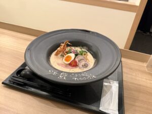 【北野】 12月限定って、この海老カレーヌードルは今しか食べられない緊急事態ってことか！？　『カニ蟹crab noodle三宮』